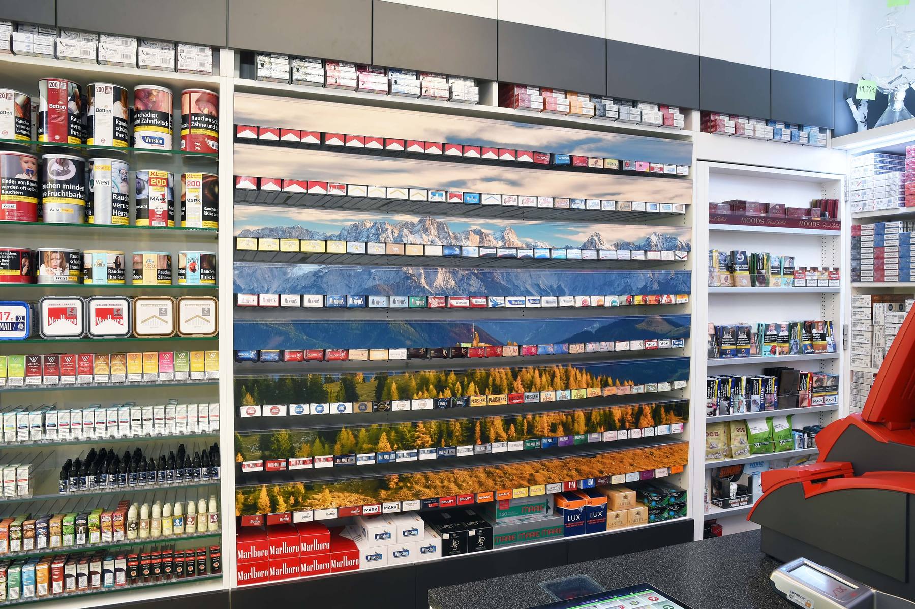 BlackSky SHELF im Einsatz - Zigarettenregal mit individuell bedrucktem Bergpanorama in einer Trafik