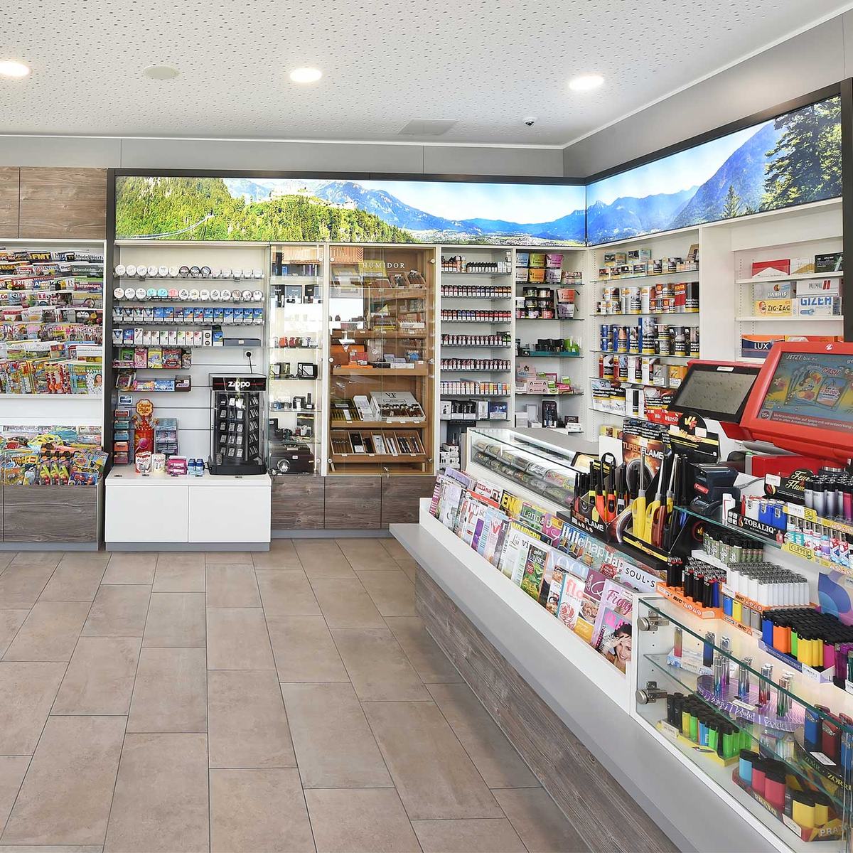 Trafik Reutte mit hinterleuchtetem Bergpanorama-Textilspannrahmen von BlackSky - Einsatzbeispiel